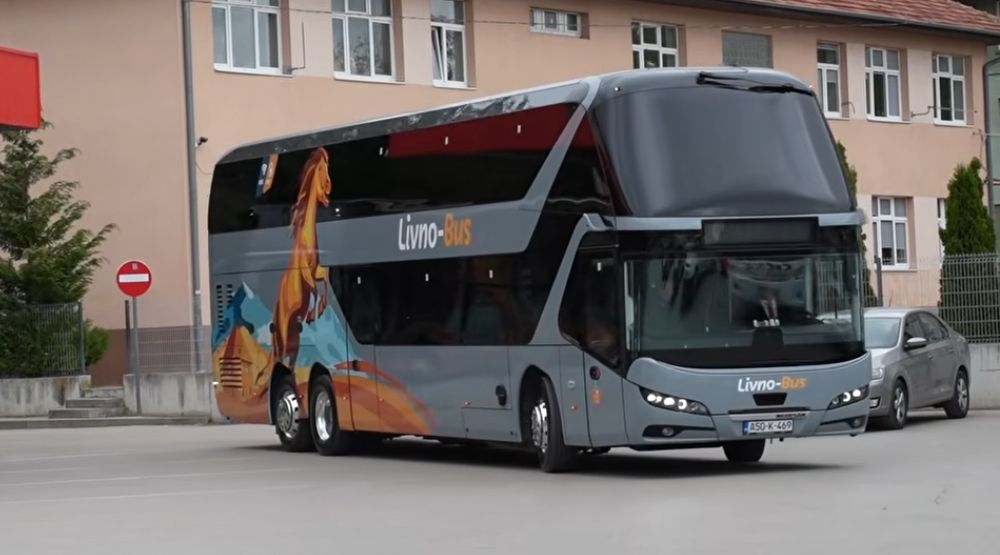 Natpis "Livno Bus" na autobusu u krupnom planu.