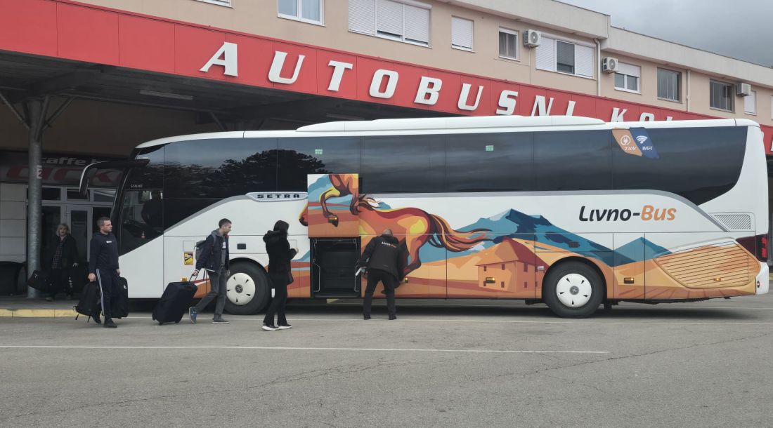 Putnici ukrcavaju prtljagu u autobus ispred autobusnog kolodvora