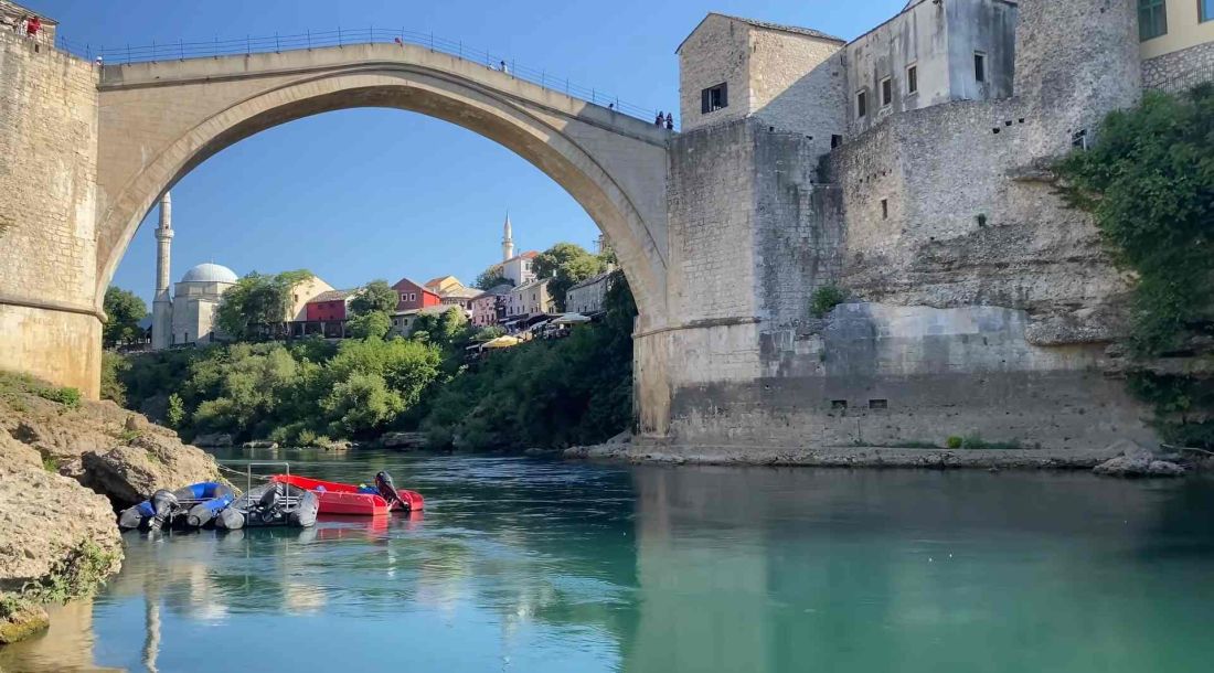 Pogled na Stari most i rijeku Neretvu iz neposredne blizine