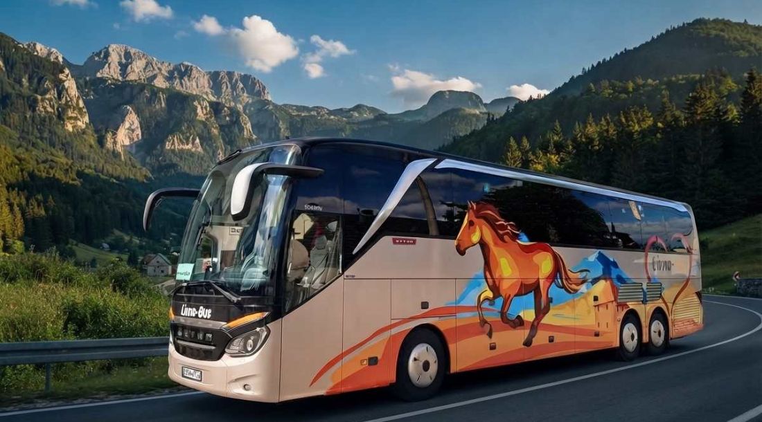 Livno-Bus autobus vozi planinskom cestom kroz prirodni krajolik.