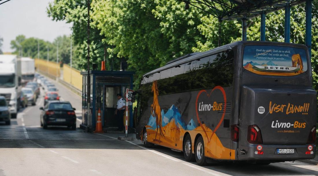 Livno-Bus autobus čeka prolazak na graničnom prijelazu.