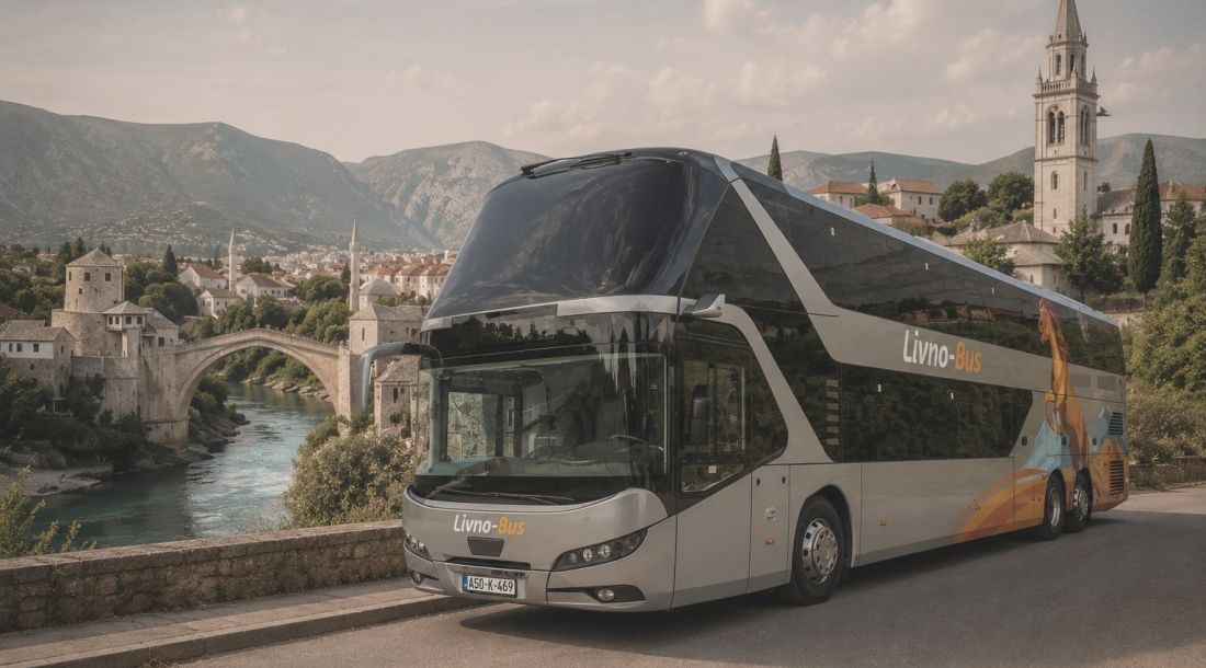 Livno Bus autobus ispred Starog mosta u Mostaru.