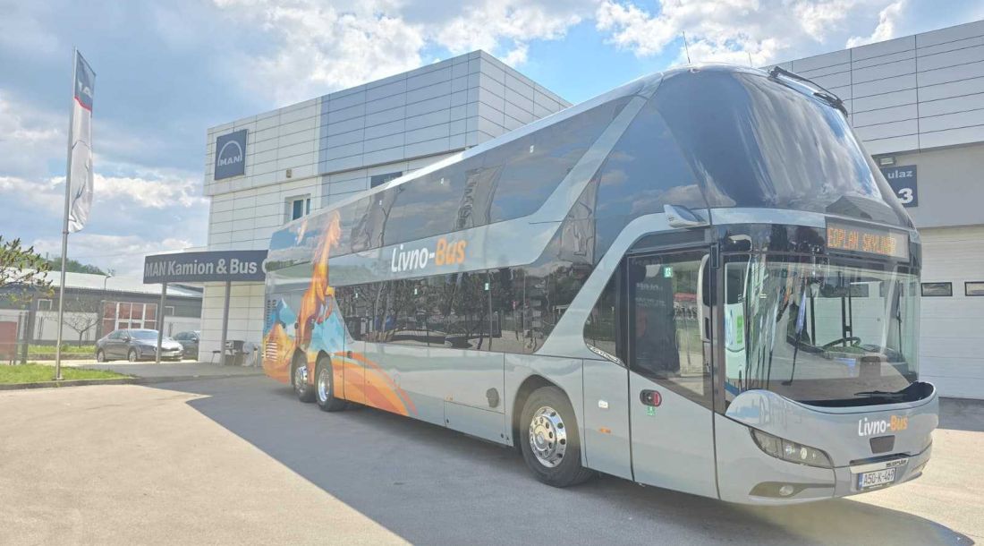Livno-Bus autobus parkiran ispred servisnog centra.