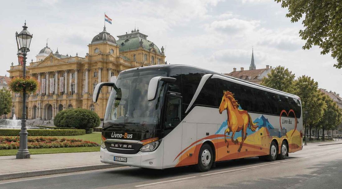 Livno-Bus autobus na gradskoj ulici ispred Hrvatskog narodnog kazališta u Zagrebu.