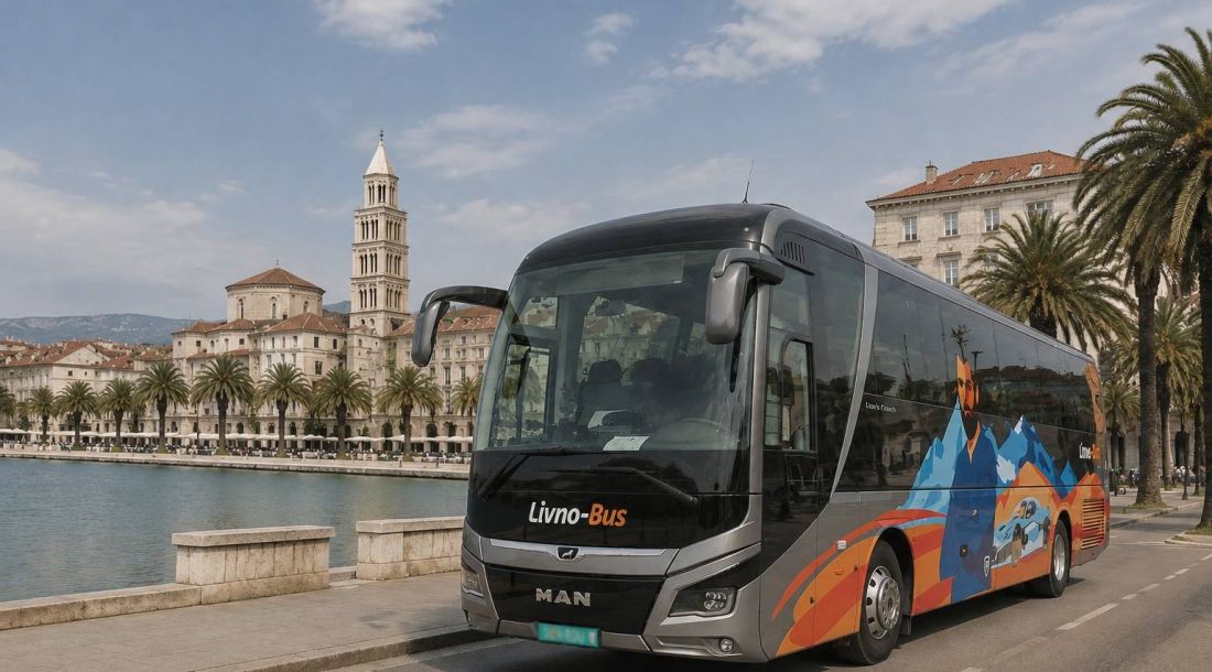 Livno-Bus autobus uz splitsku Rivu i zvonik sv. Duje.