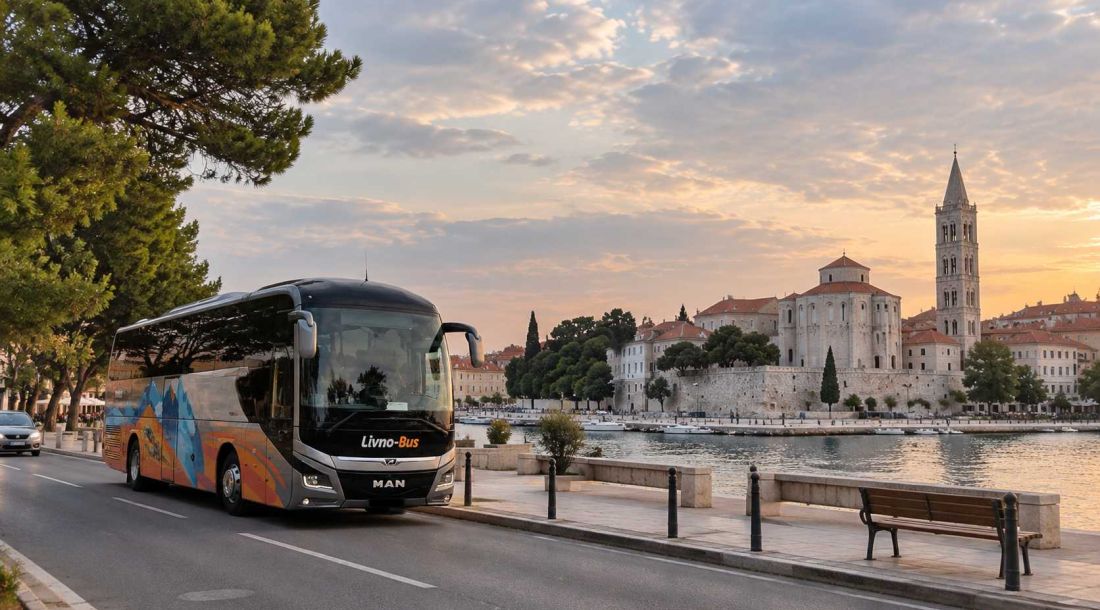 Livno-Bus autobus uz zadarsku rivu s pogledom na crkvu sv. Donata i zvonik katedrale sv. Stošije.