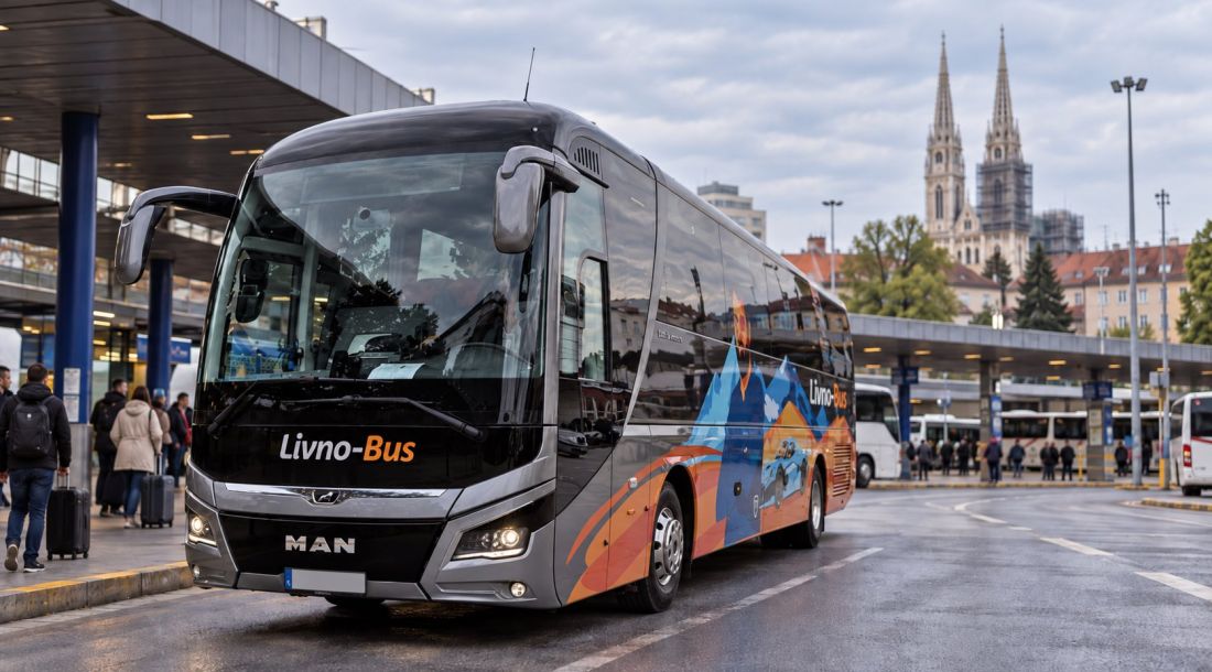 Livno-Bus autobus na Autobusnom kolodvoru Zagreb s putnicima i zagrebačkom katedralom u pozadini.