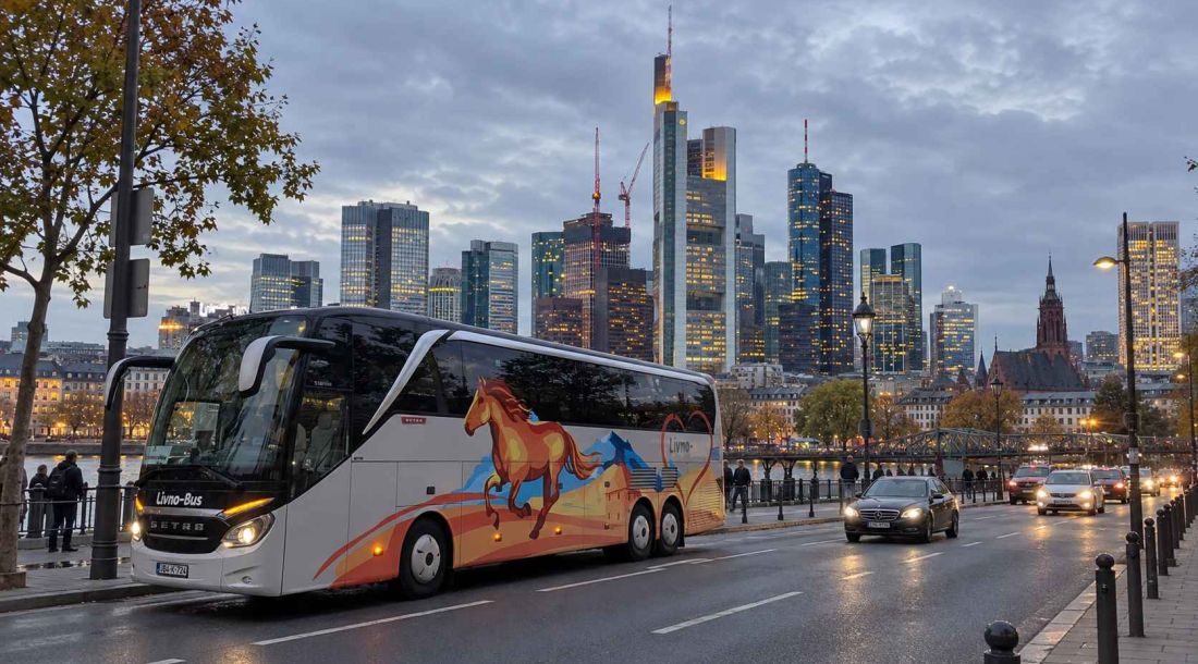 Livno-Bus autobus u Frankfurtu s panoramom gradskih nebodera u pozadini.