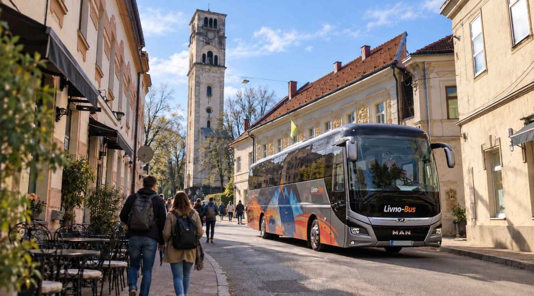 Autobus Livno-Bus u povijesnoj jezgri Bihaća s putnicima koji šeću gradom.
