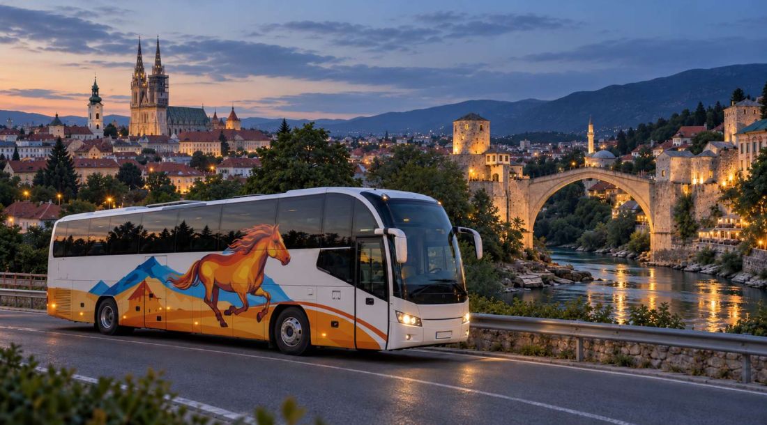Livno Bus autobus na cesti uz prikaz Zagreba i Mostara u pozadini.