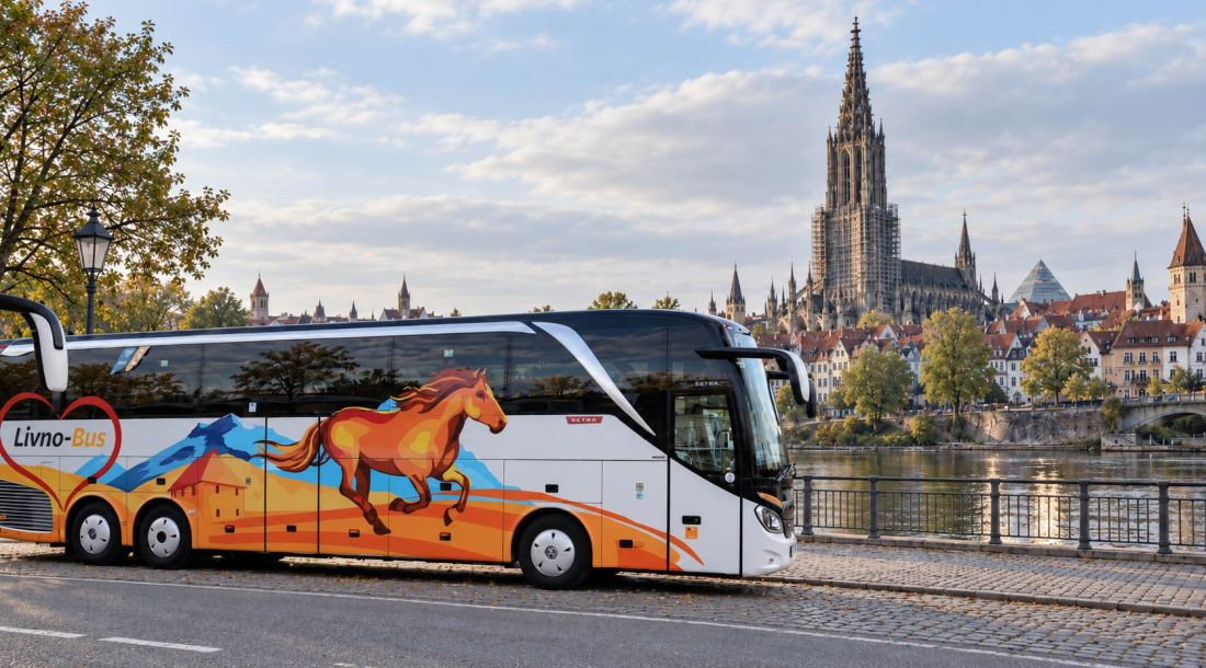 Autobus Livno-Busa ispred panorame Ulma s poznatom gotičkom crkvom Ulmer Münster.