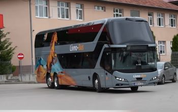 Natpis "Livno Bus" na autobusu u krupnom planu.