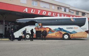 Putnici ukrcavaju prtljagu u autobus ispred autobusnog kolodvora