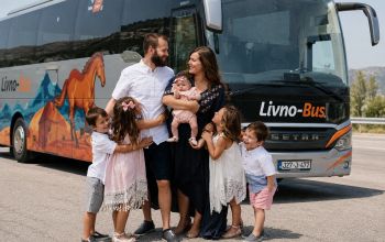 Obitelj s djecom stoji ispred autobusa Livno Bus prije polaska na put.