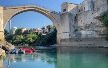 Pogled na Stari most i rijeku Neretvu iz neposredne blizine