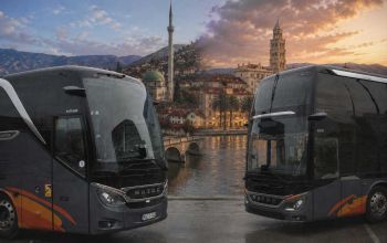 Dva Livno-Bus autobusa ispred kombinirane pozadine Sarajeva i Splita.