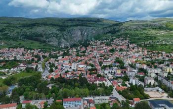 Pogled iz zraka na Livno, gradske četvrti i okolna brda.