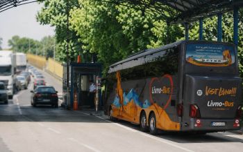 Livno-Bus autobus čeka prolazak na graničnom prijelazu.