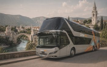 Livno Bus autobus ispred Starog mosta u Mostaru.