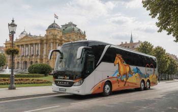 Livno-Bus autobus na gradskoj ulici ispred Hrvatskog narodnog kazališta u Zagrebu.