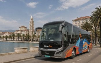 Livno-Bus autobus uz splitsku Rivu i zvonik sv. Duje.