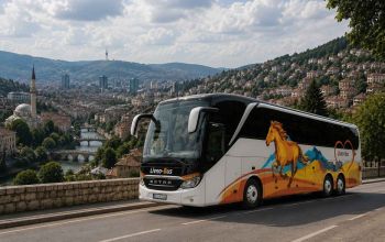 Livno-Bus autobus na cesti iznad Sarajeva s pogledom na grad.