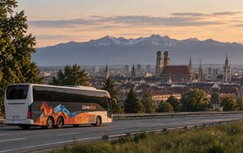 Autobus Livno-Bus na autocesti s pogledom na München, katedralu Frauenkirche i Alpe u pozadini.
