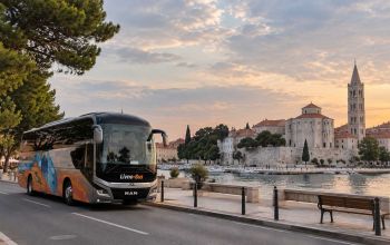 Livno-Bus autobus uz zadarsku rivu s pogledom na crkvu sv. Donata i zvonik katedrale sv. Stošije.
