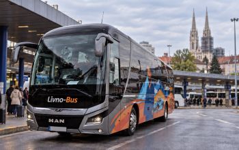 Livno-Bus autobus na Autobusnom kolodvoru Zagreb s putnicima i zagrebačkom katedralom u pozadini.