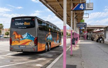 Autobus Livno-Bus parkiran na peronu Autobusnog kolodvora Split.