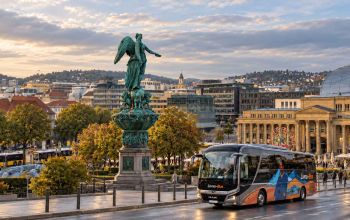 Autobus Livno Busa u centru Stuttgarta, uz povijesne građevine i spomenik na trgu Schlossplatz.