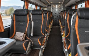 Ženska torbica ostavljena na sjedalu autobusa Livno-Busa s crno-narančastim presvlakama.