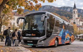 Livno-Bus s putnicima i koferima u jesenskom gradskom okruženju.