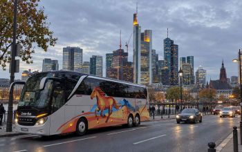 Livno-Bus autobus u Frankfurtu s panoramom gradskih nebodera u pozadini.