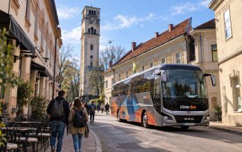 Autobus Livno-Bus u povijesnoj jezgri Bihaća s putnicima koji šeću gradom.
