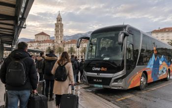 Putnici s prtljagom čekaju ukrcaj u autobus Livno-Busa na kolodvoru u Splitu.