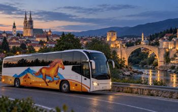 Livno Bus autobus na cesti uz prikaz Zagreba i Mostara u pozadini.