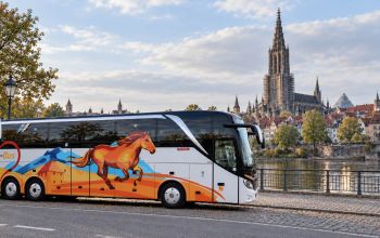 Autobus Livno-Busa ispred panorame Ulma s poznatom gotičkom crkvom Ulmer Münster.