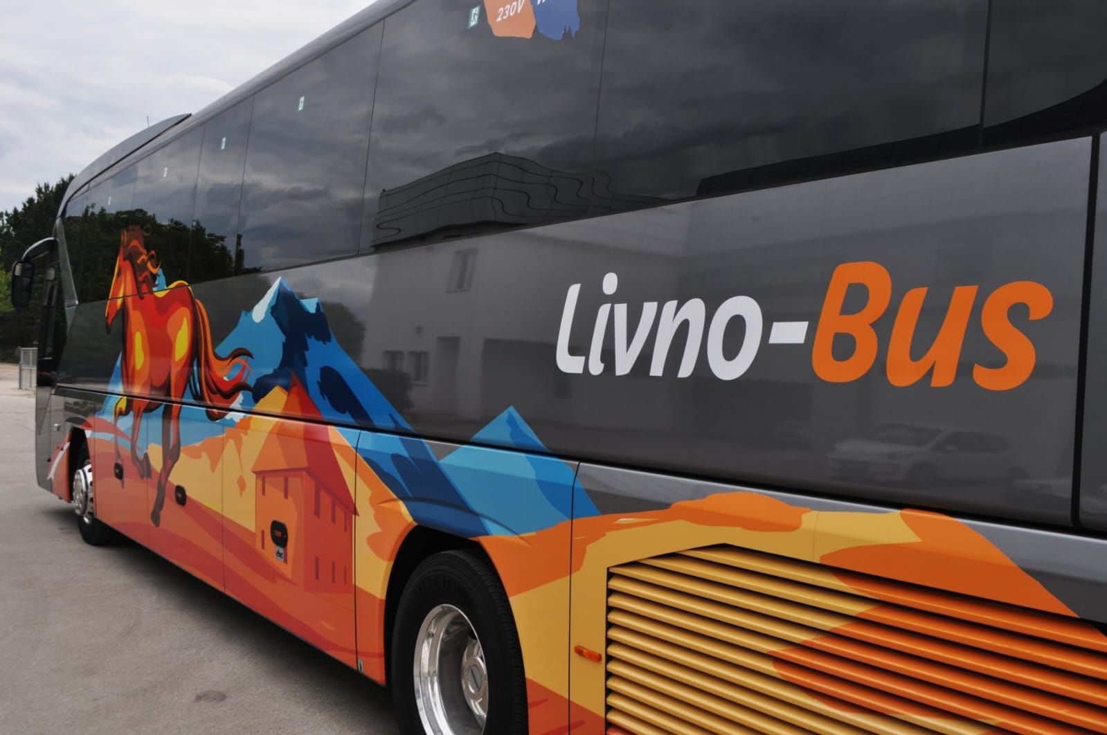 Autobus Livno Bus s ilustracijom planina parkiran na terminalu