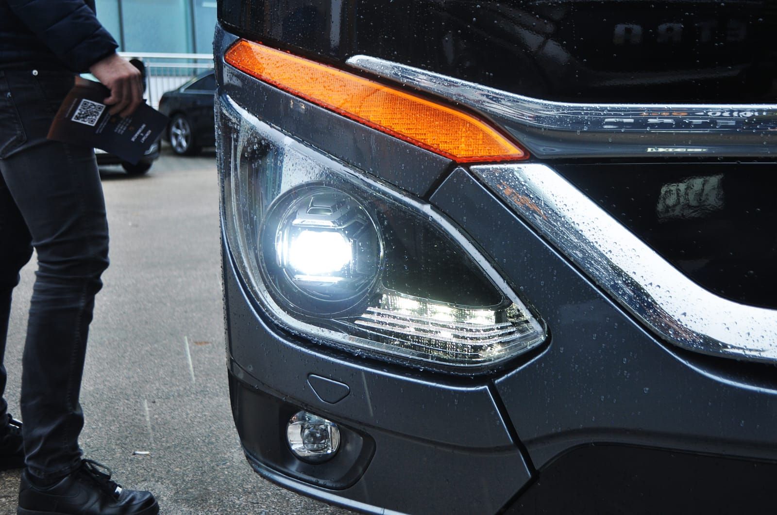Prednje LED svjetlo modernog autobusa u krupnom planu