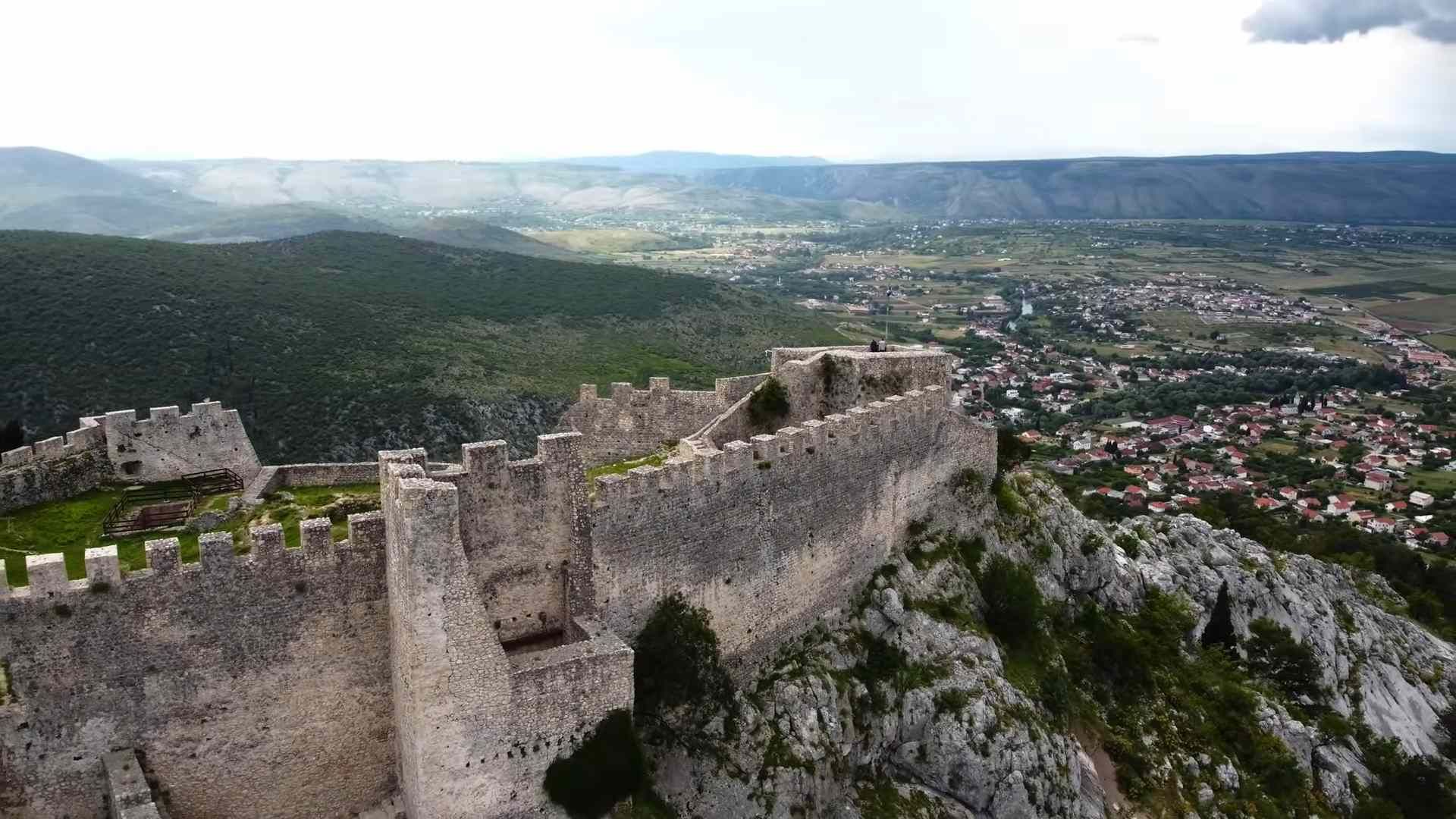 Pogled iz zraka na tvrđavu Stjepan-grad iznad Blagaja i okolnu dolinu.
