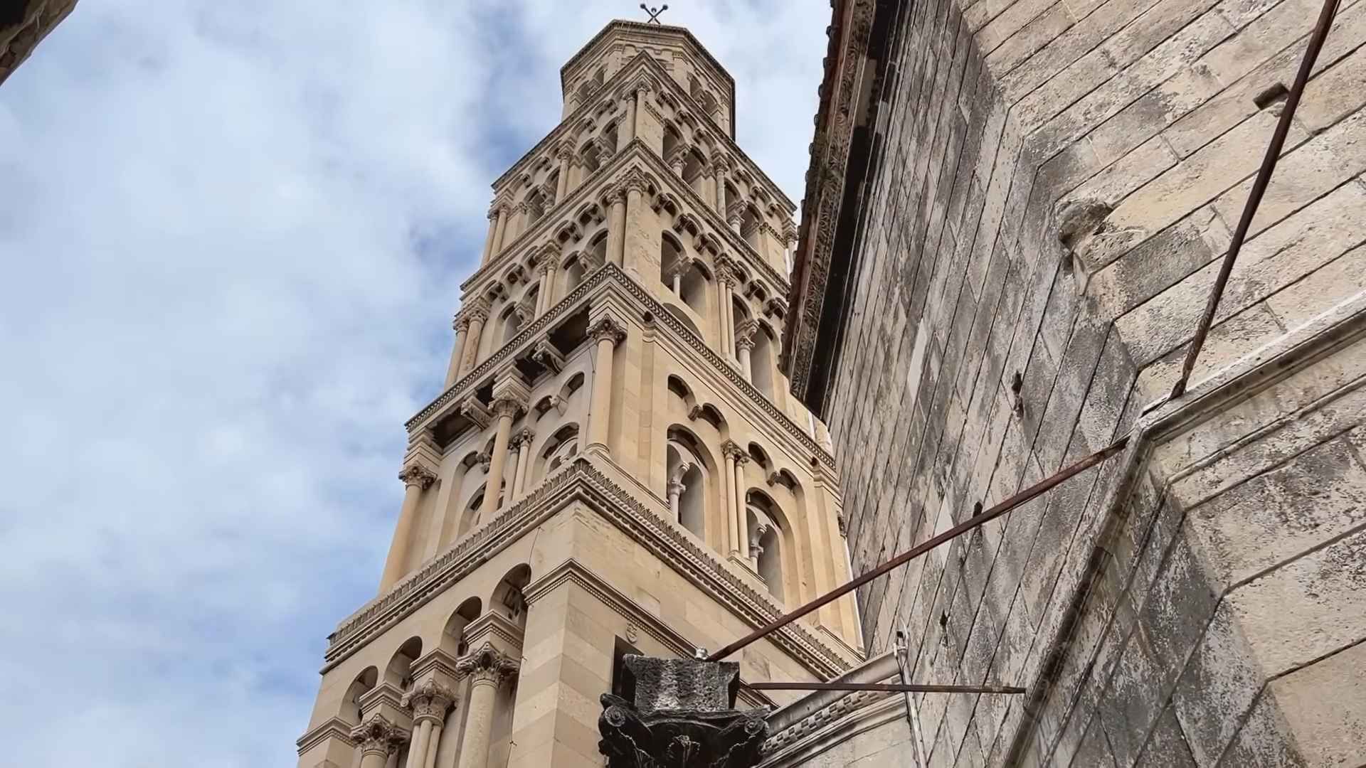 Kameni zvonik uz zidine Dioklecijanove palače u Splitu.