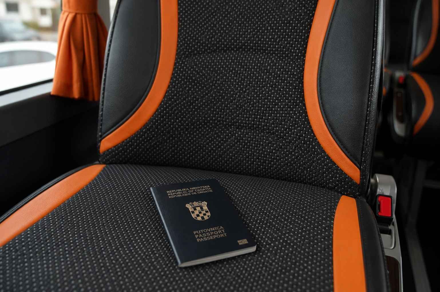 Hrvatska putovnica položena na crno-narančasto sjedište u Livno autobusu.