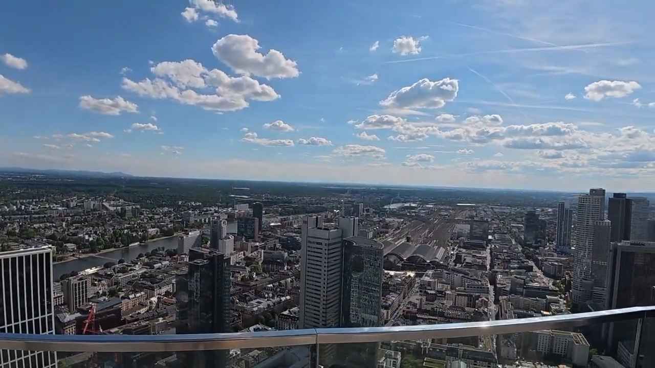 Panoramski pogled s Main Towera na Frankfurt, rijeku Majnu, nebodere i gradsku jezgru.
