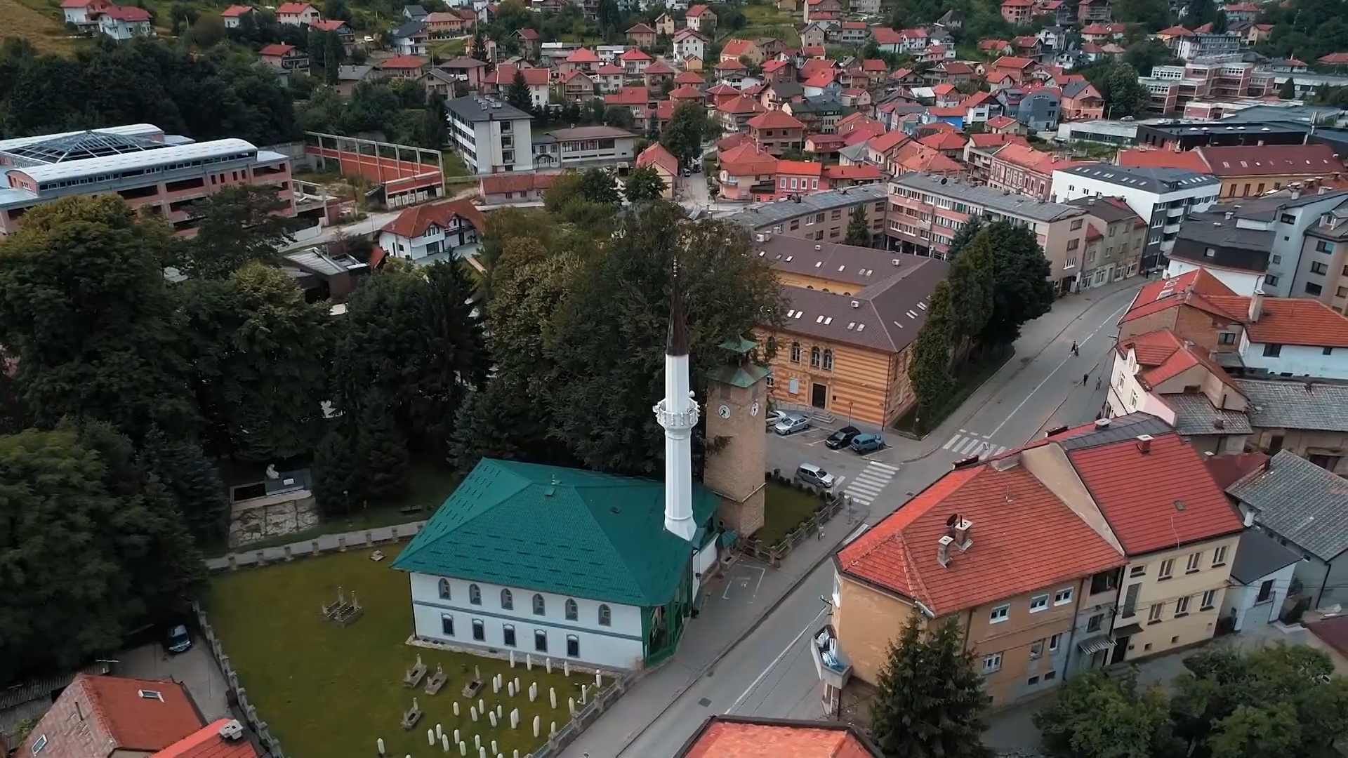 Pogled iz zraka na travničku sahat-kulu, džamiju i okolne gradske ulice.