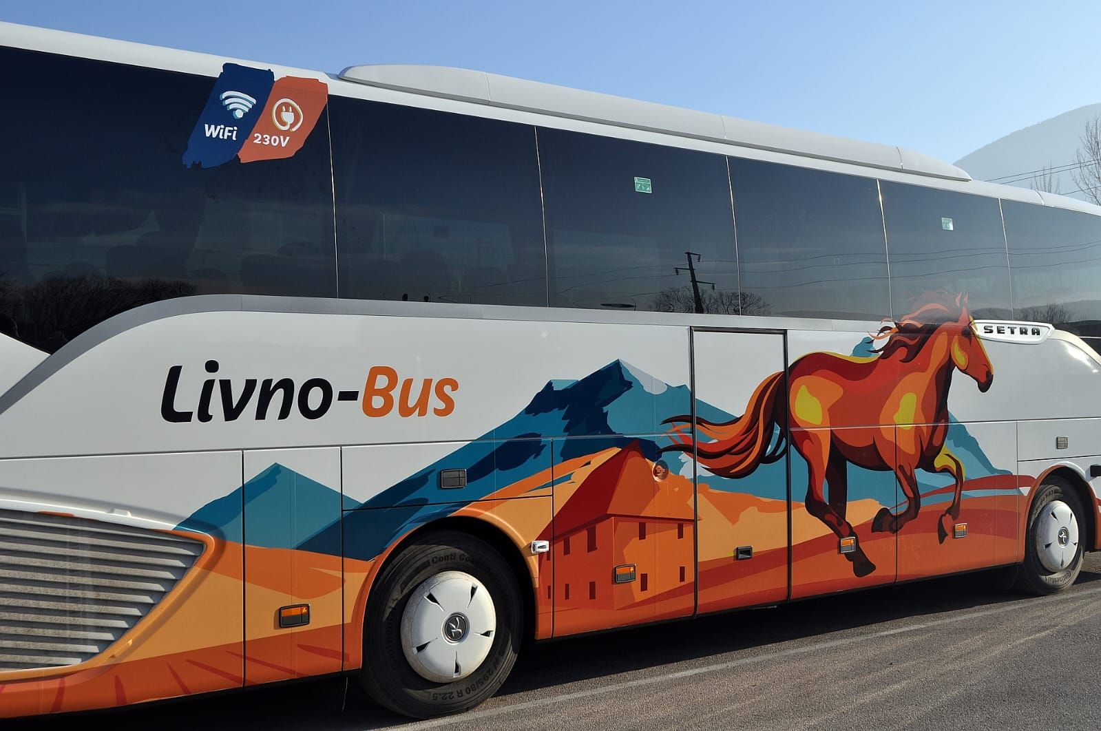 Autobus Livno Bus s oznakama za Wi-Fi i utičnice za punjenje uređaja