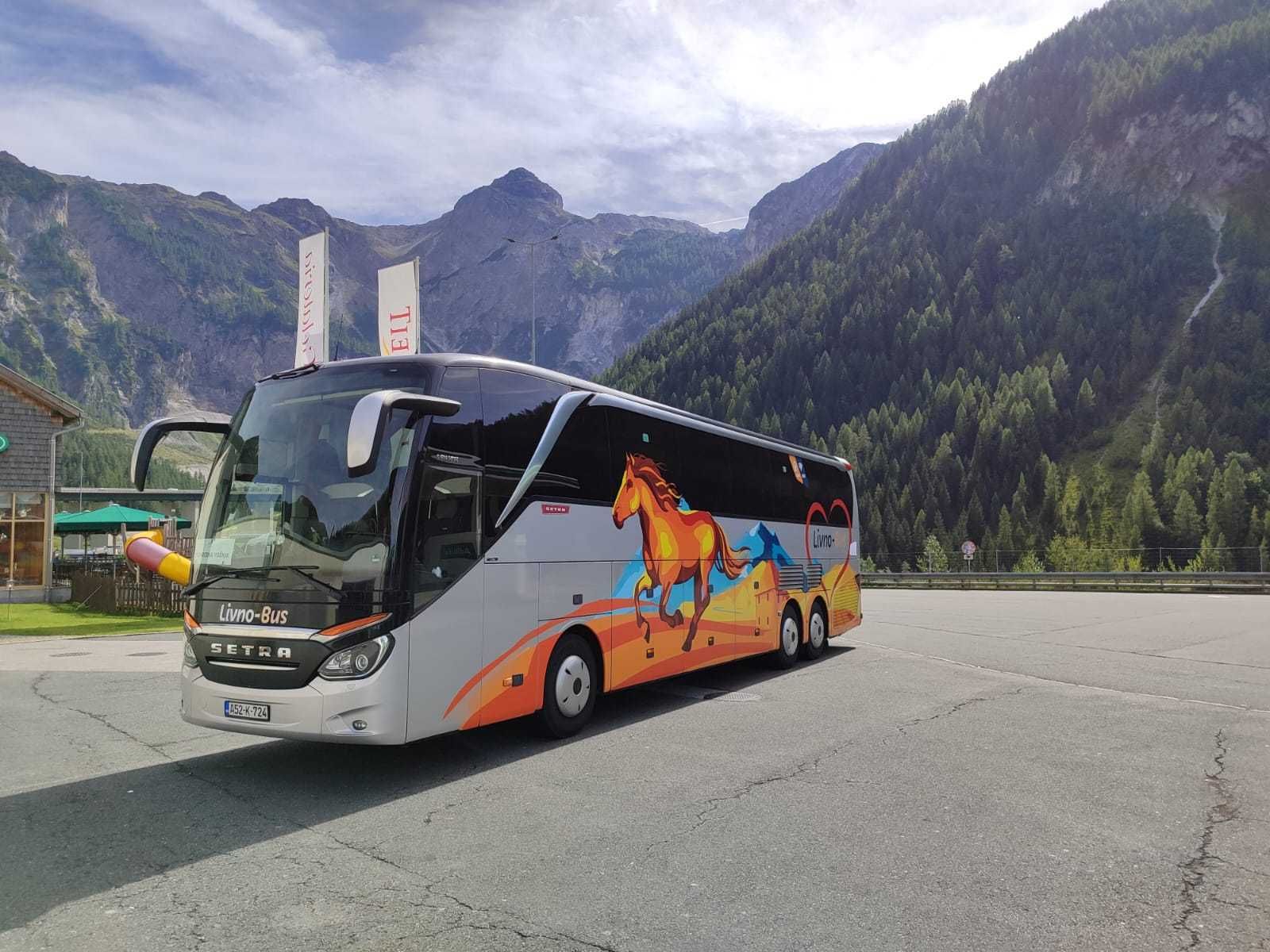 Autobus Livno Bus parkiran ispred planinskog krajolika tijekom međunarodnog putovanja.
