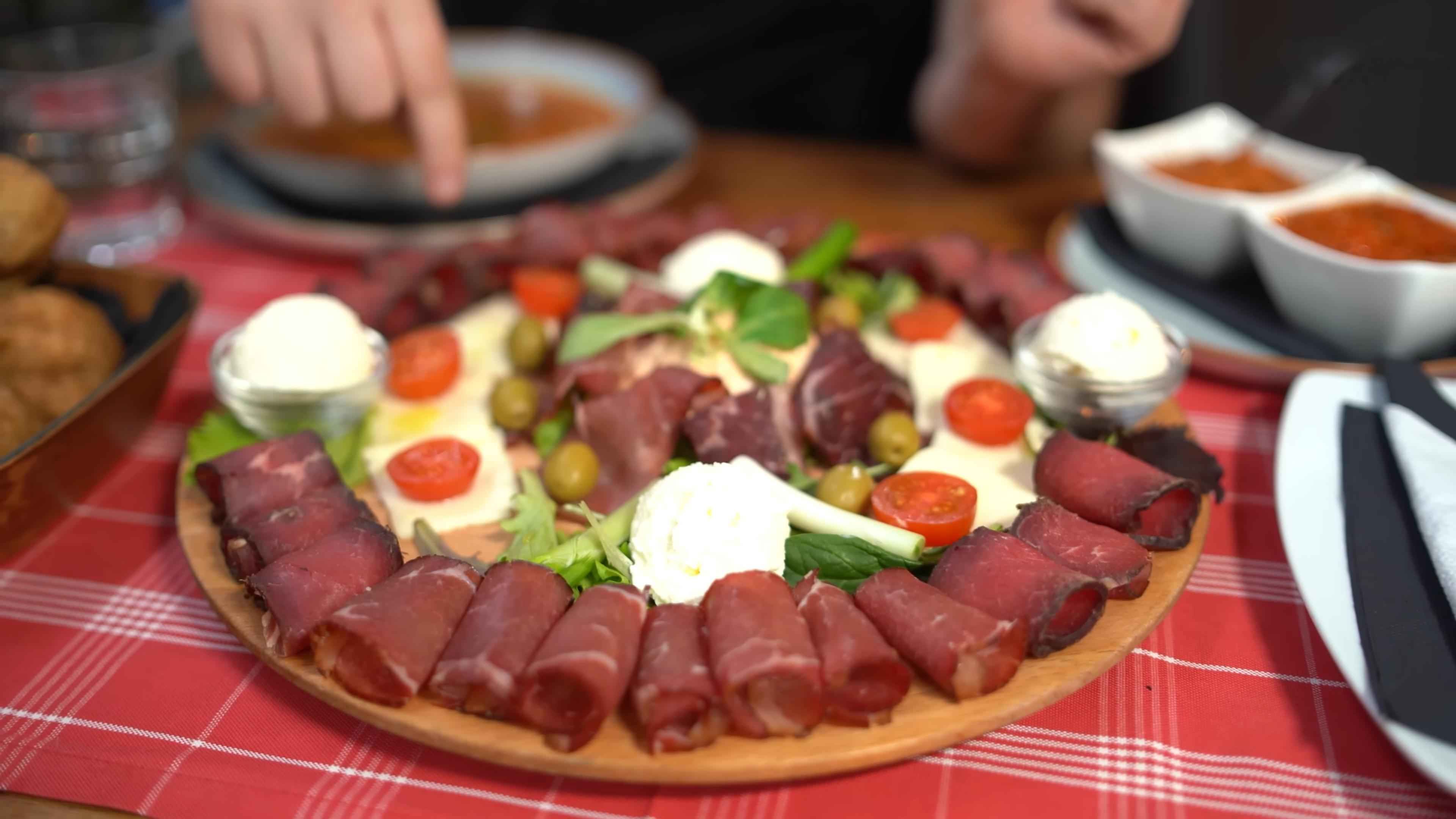 Plata s domaćim suhomesnatim proizvodima, sirom, maslinama i povrćem.