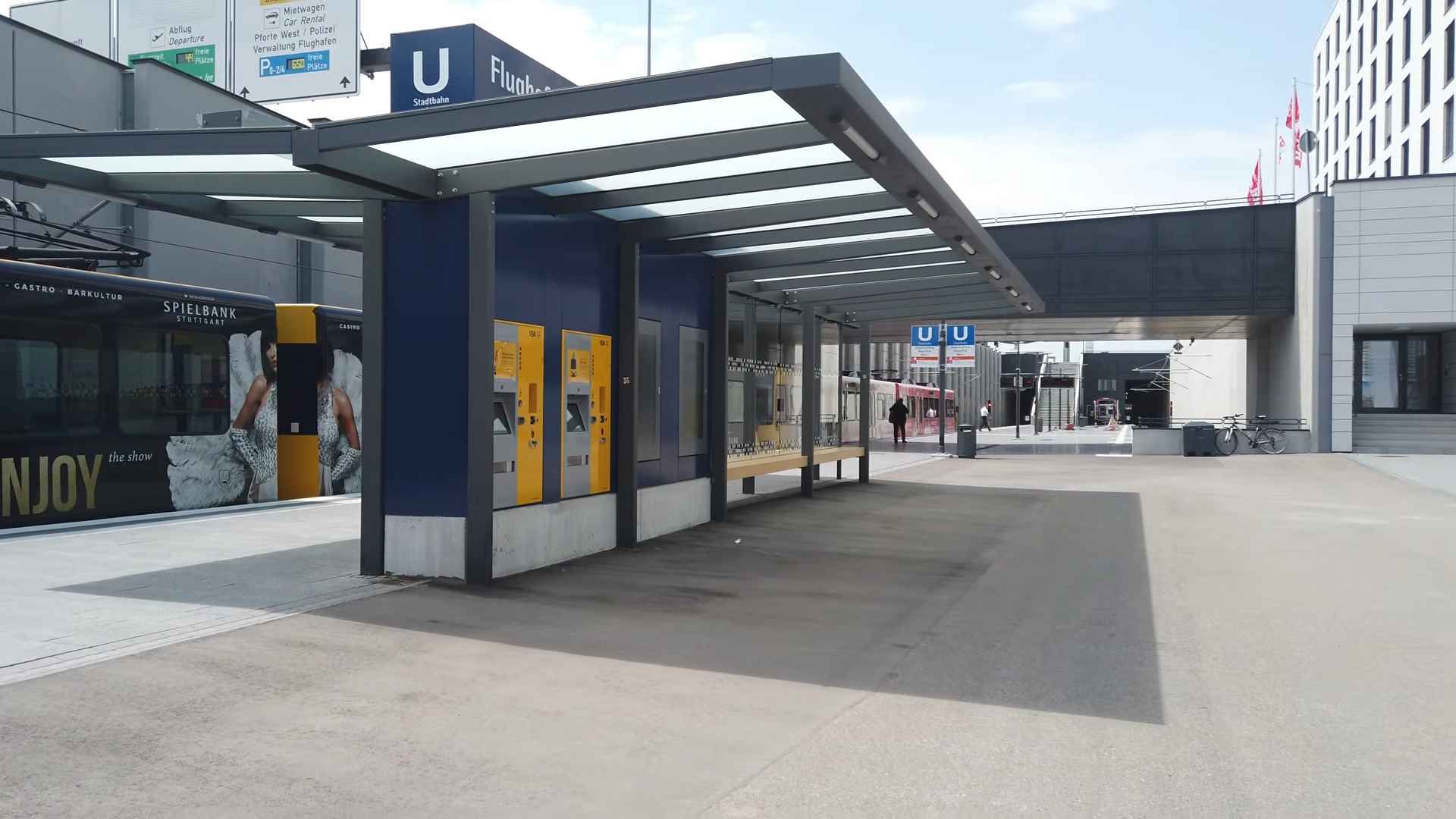 Stanica U-Bahna Flughafen/Messe u Stuttgartu s automatima za kupnju karata i tramvajem.