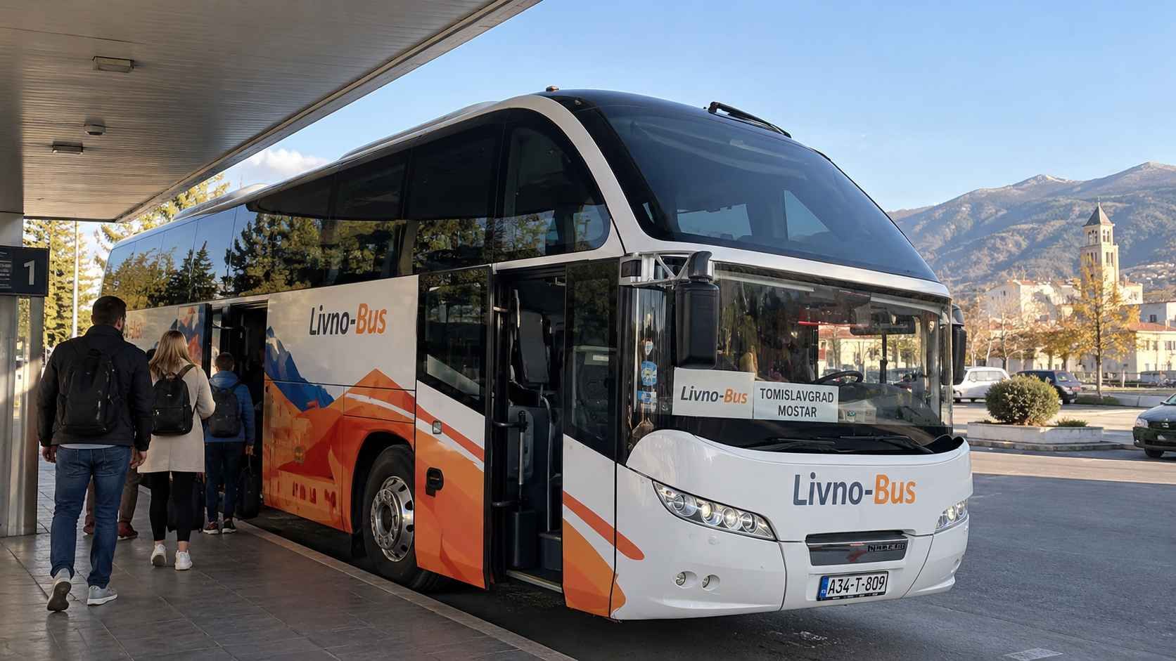 Putnici ulaze u autobus Livno-Busa na autobusnom kolodvoru prije polaska prema Tomislavgradu.